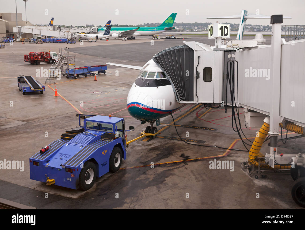 Piani di ottenere assistenza presso l'aeroporto cancelli prima del decollo. Foto Stock