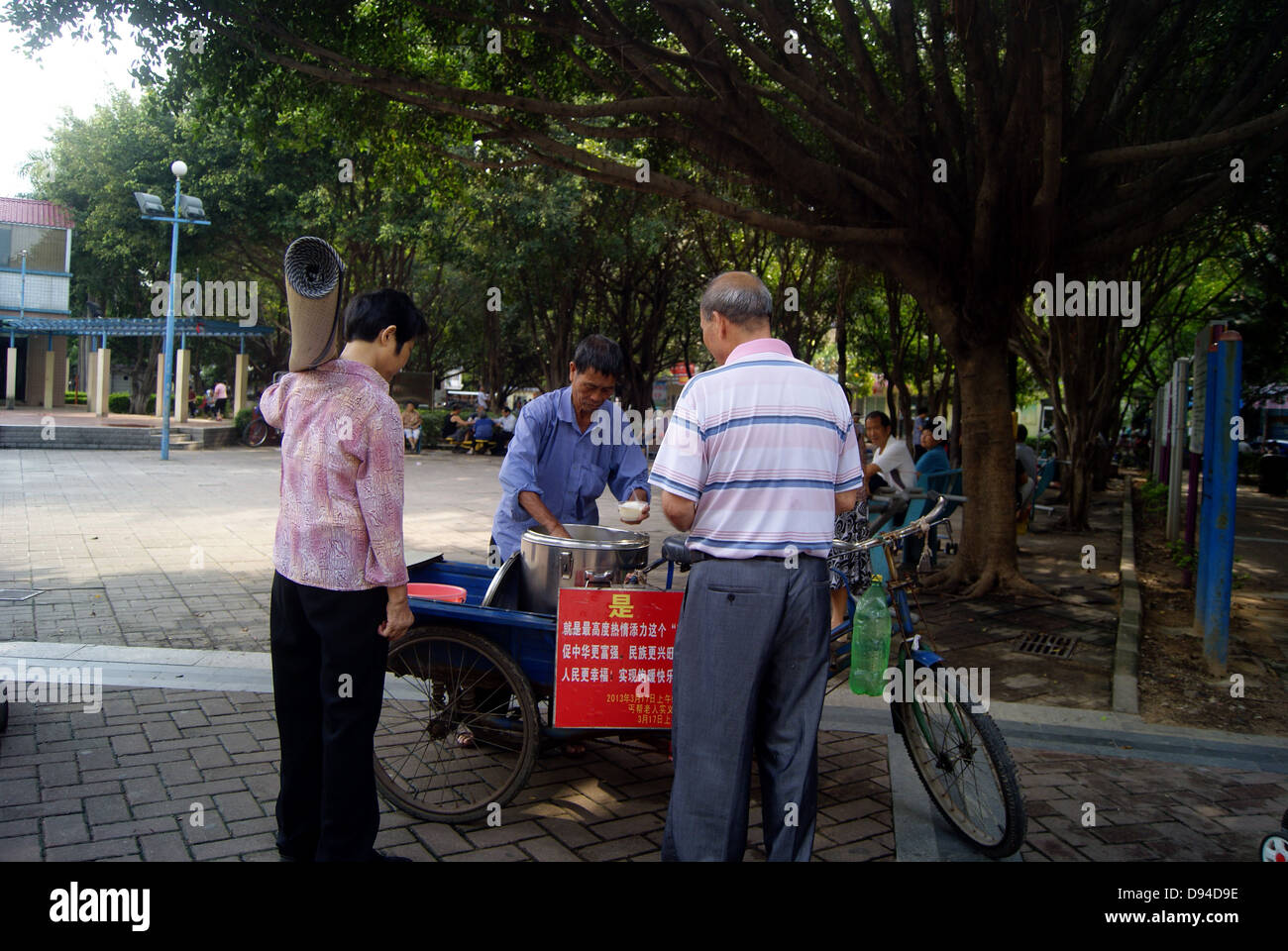 Strada stand gastronomici, in shenzhen, Cina. Il tofu cibo, è uno della Cina il cibo. Due persone Comprare tofu snack. Foto Stock
