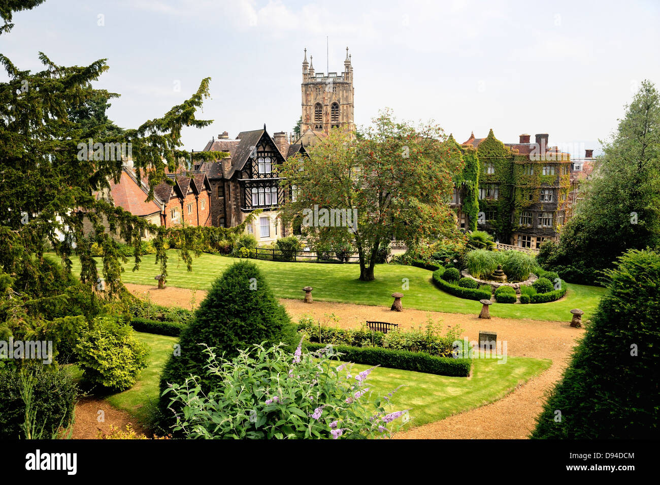 Great Malvern, Worcestershire, Inghilterra. La torre del Priorato chiesa di Santa Maria e San Michele sorge a ridosso del Abbey Hotel Foto Stock