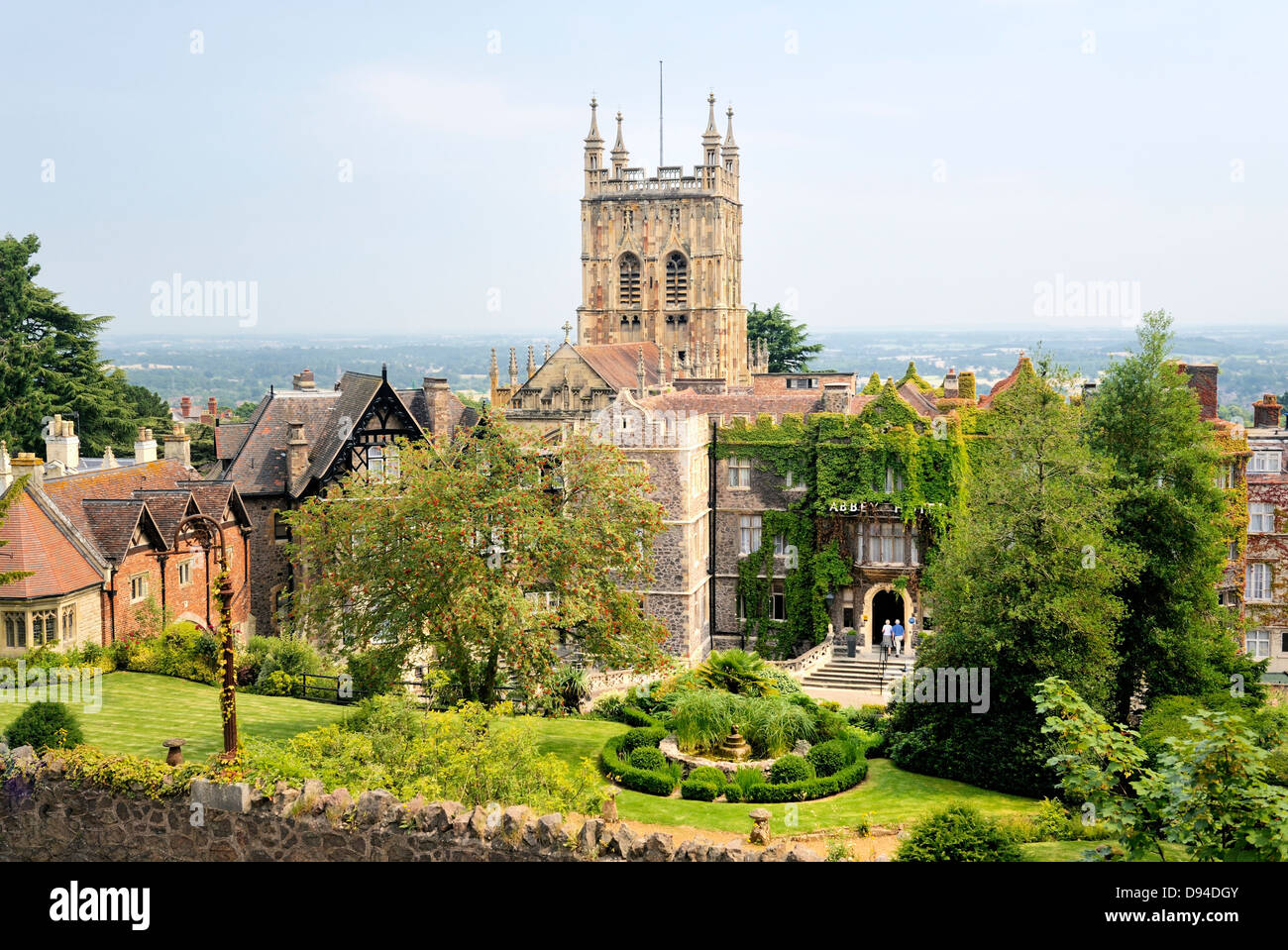 Great Malvern, Worcestershire, Inghilterra. La torre del Priorato chiesa di Santa Maria e San Michele sorge a ridosso del Abbey Hotel Foto Stock
