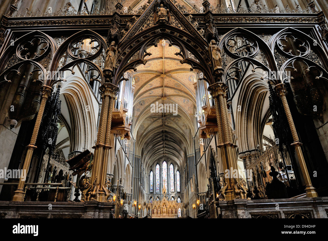 Cattedrale di Worcester, Inghilterra. Guardando ad est attraverso la schermata di Rood e coro per l'Altare Maggiore Foto Stock