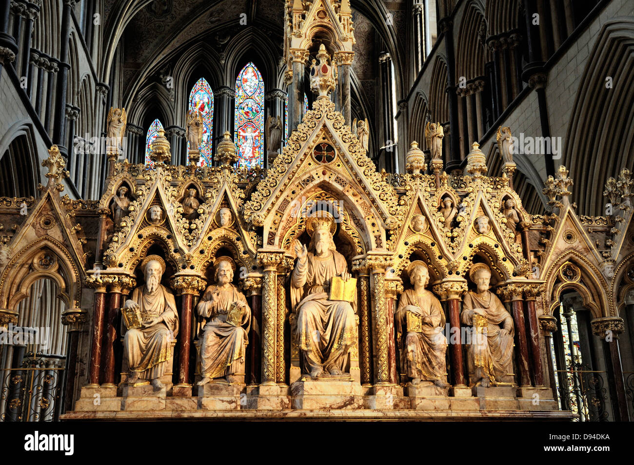Cattedrale di Worcester, Inghilterra. Intricati intarsi dell'Altare Maggiore prima della finestra orientale Foto Stock