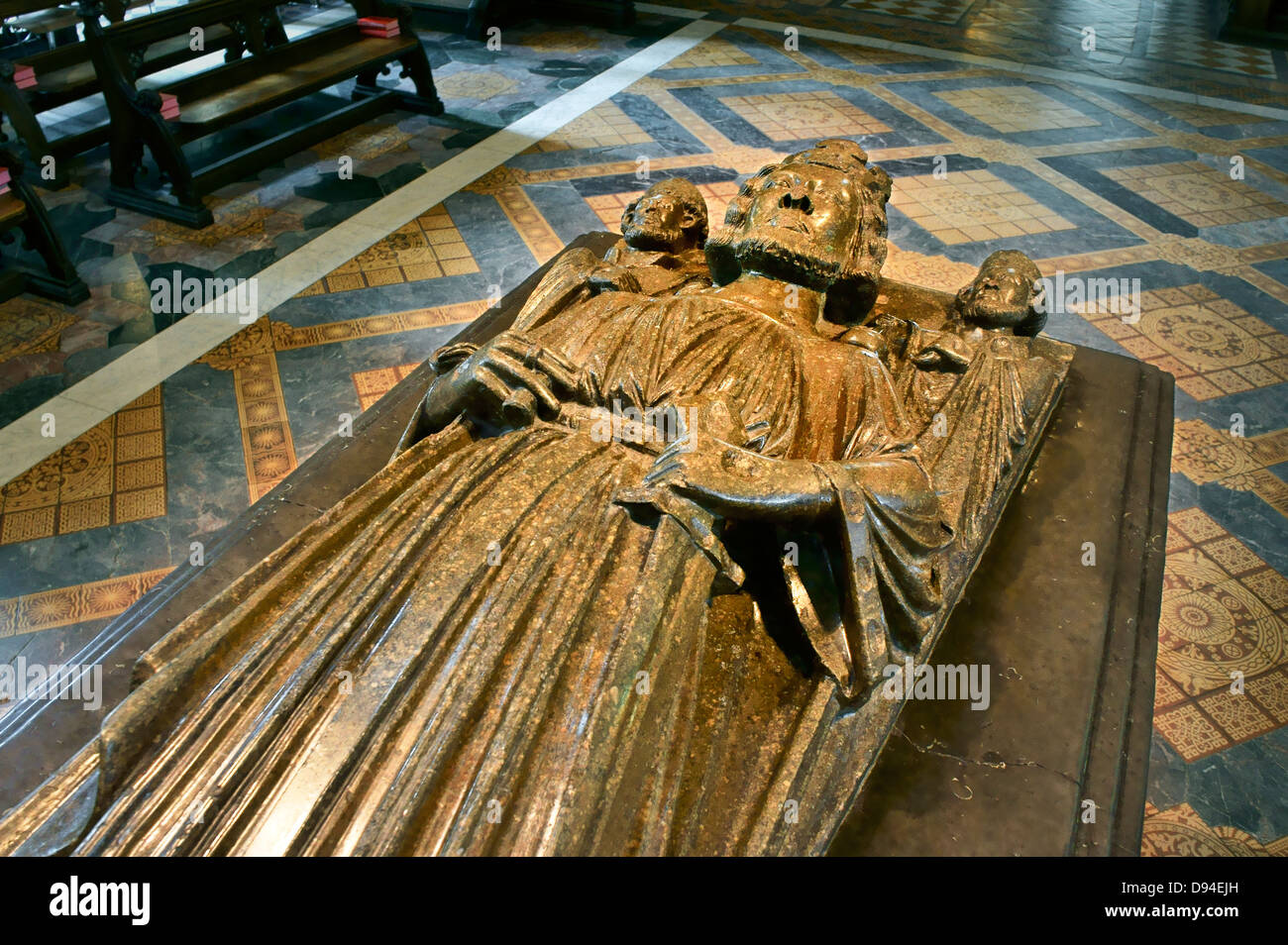 Cattedrale di Worcester, Inghilterra. Purbeck marmo Coperchio di sarcofago di re Giovanni dominatore di Inghilterra 1167-1216 Foto Stock