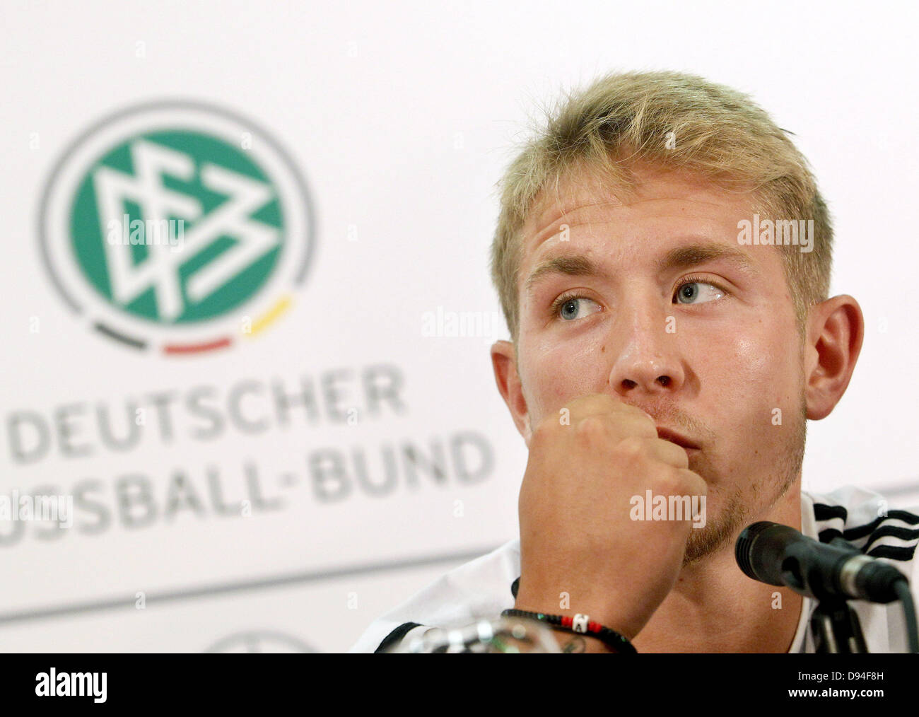 Tel Aviv, Israele. Decimo Giugno, 2013. Il tedesco U-21 national soccer player Lewis Holtby risponde alle domande dei giornalisti nel corso di una conferenza stampa presso l'Hotel Marina di Tel Aviv, Israele, 10 giugno 2013. Il tedesco U-21 perso una partita della U-21 Campionati Europei di calcio 0-1 contro la Spagna il 06 giugno 2013. Foto: Roland Weihrauch/dpa/Alamy Live News Foto Stock