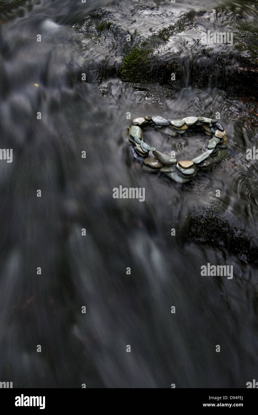 Forma di cuore Pebble scultura in Venford brook, Dartmoor Devon Foto Stock