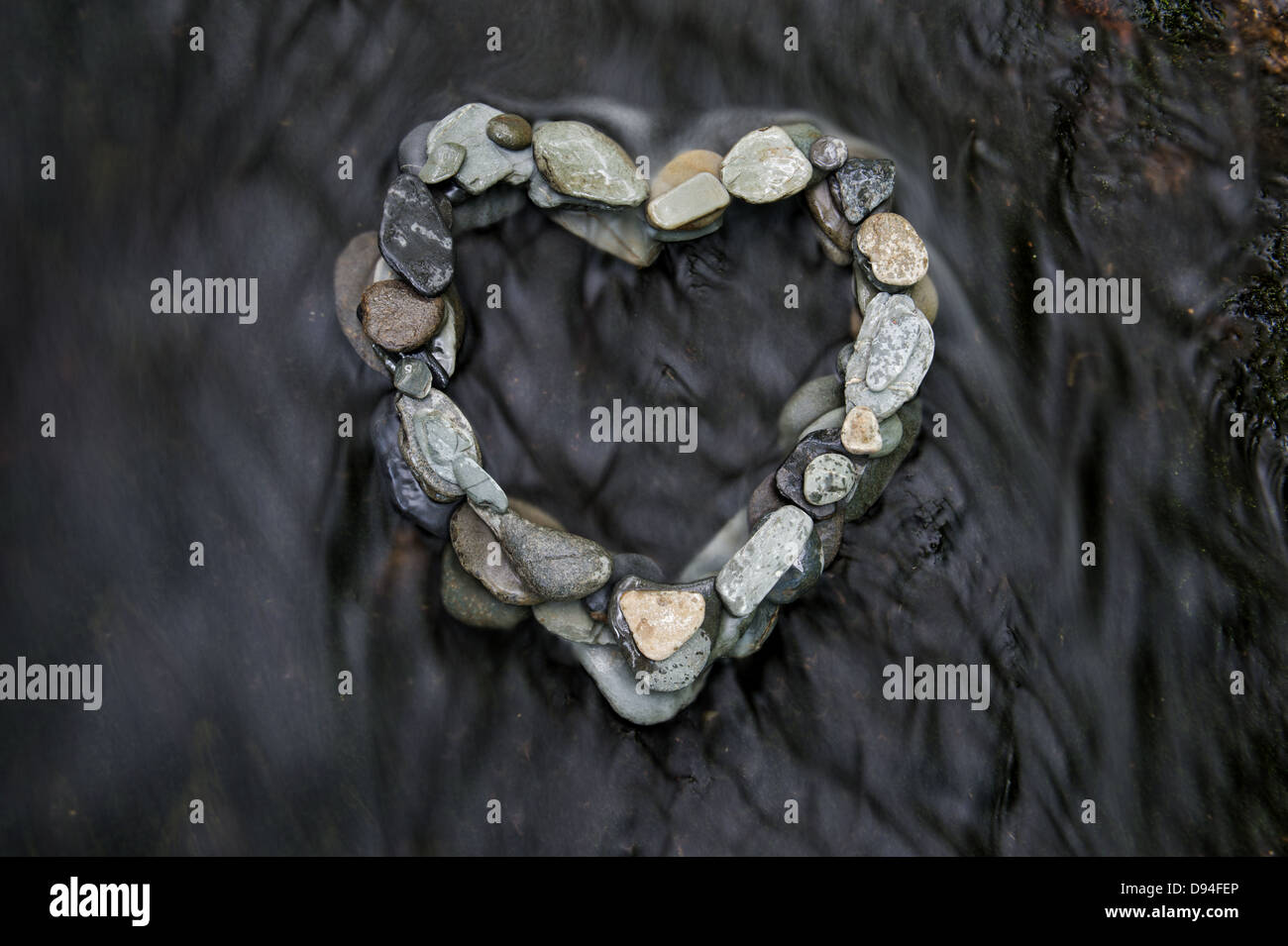 Forma di cuore Pebble scultura in Venford brook, Dartmoor Devon Foto Stock
