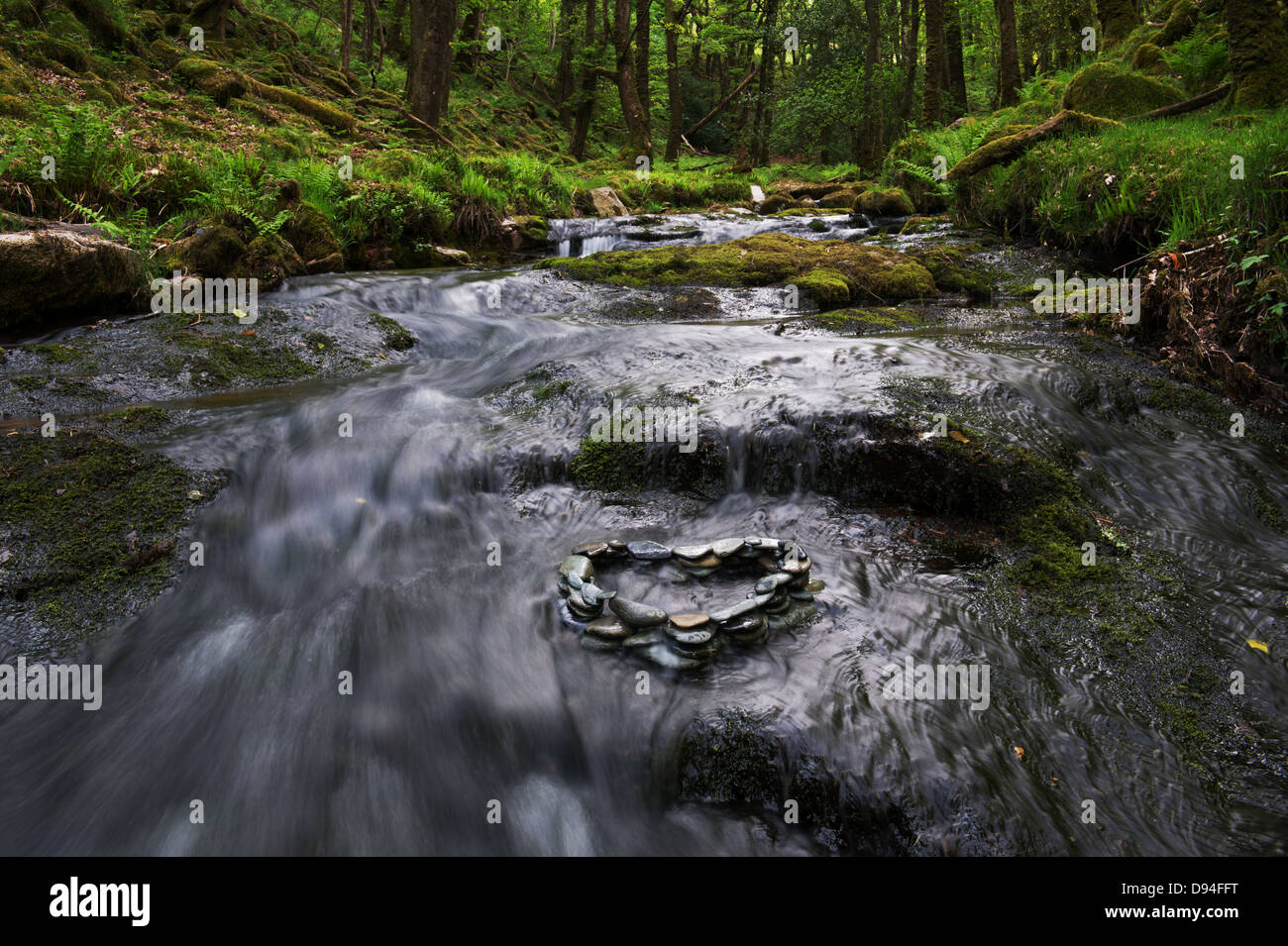 Forma di cuore Pebble scultura in Venford brook, Dartmoor Devon Foto Stock