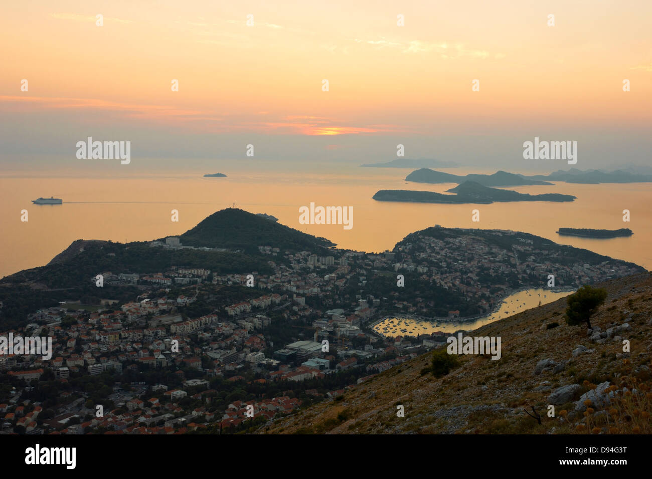 Golden Sunset vista panoramica di Dubrovnik in Croazia e la costa dalmata con un passeggero con una nave da crociera lasciando la baia. Foto Stock