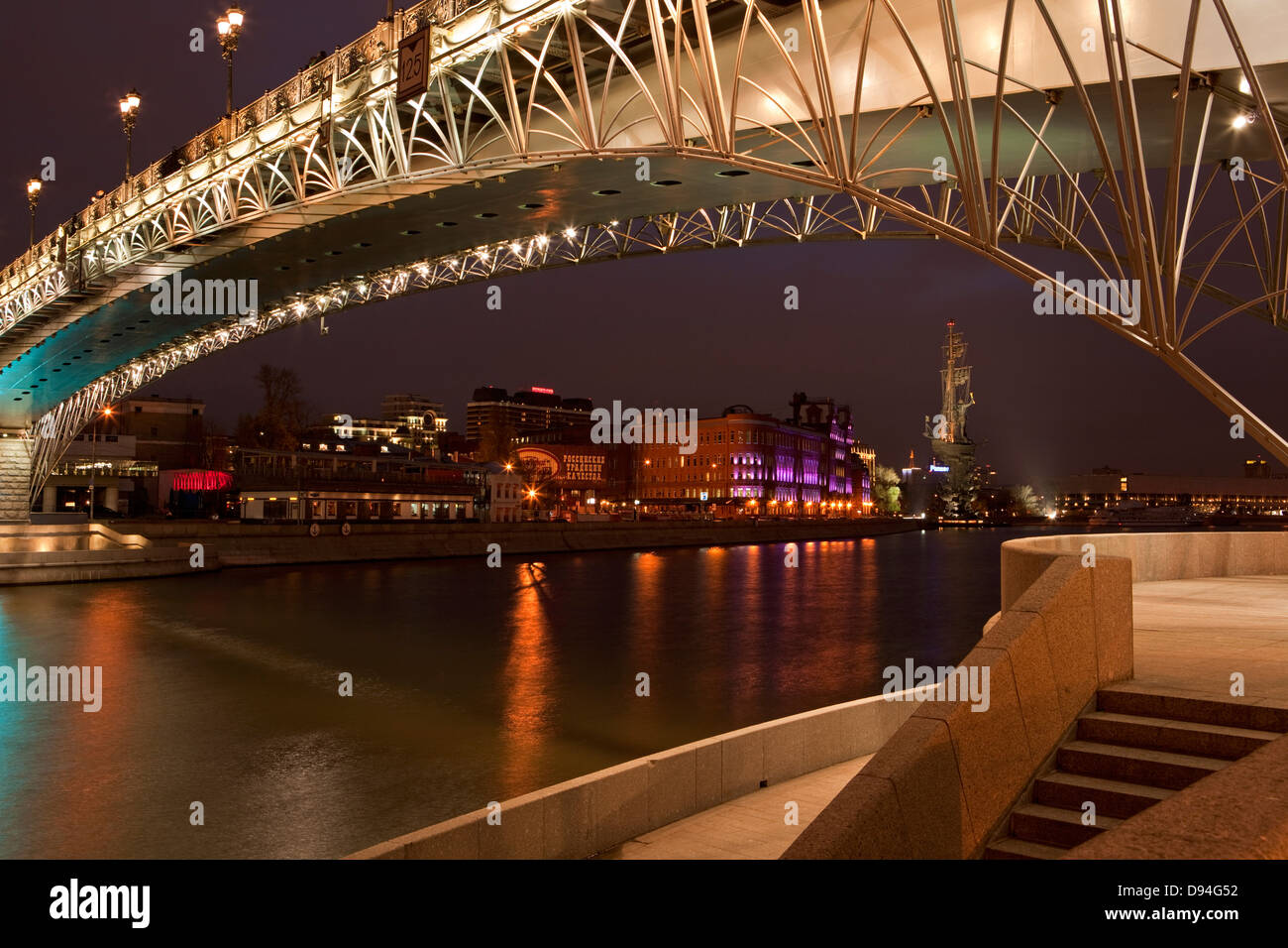 Vista sul fiume Moskva con ponte alla Cattedrale di Cristo Salvatore ex fabbrica di cioccolato e di Pietro il Grande statua Mosca Foto Stock