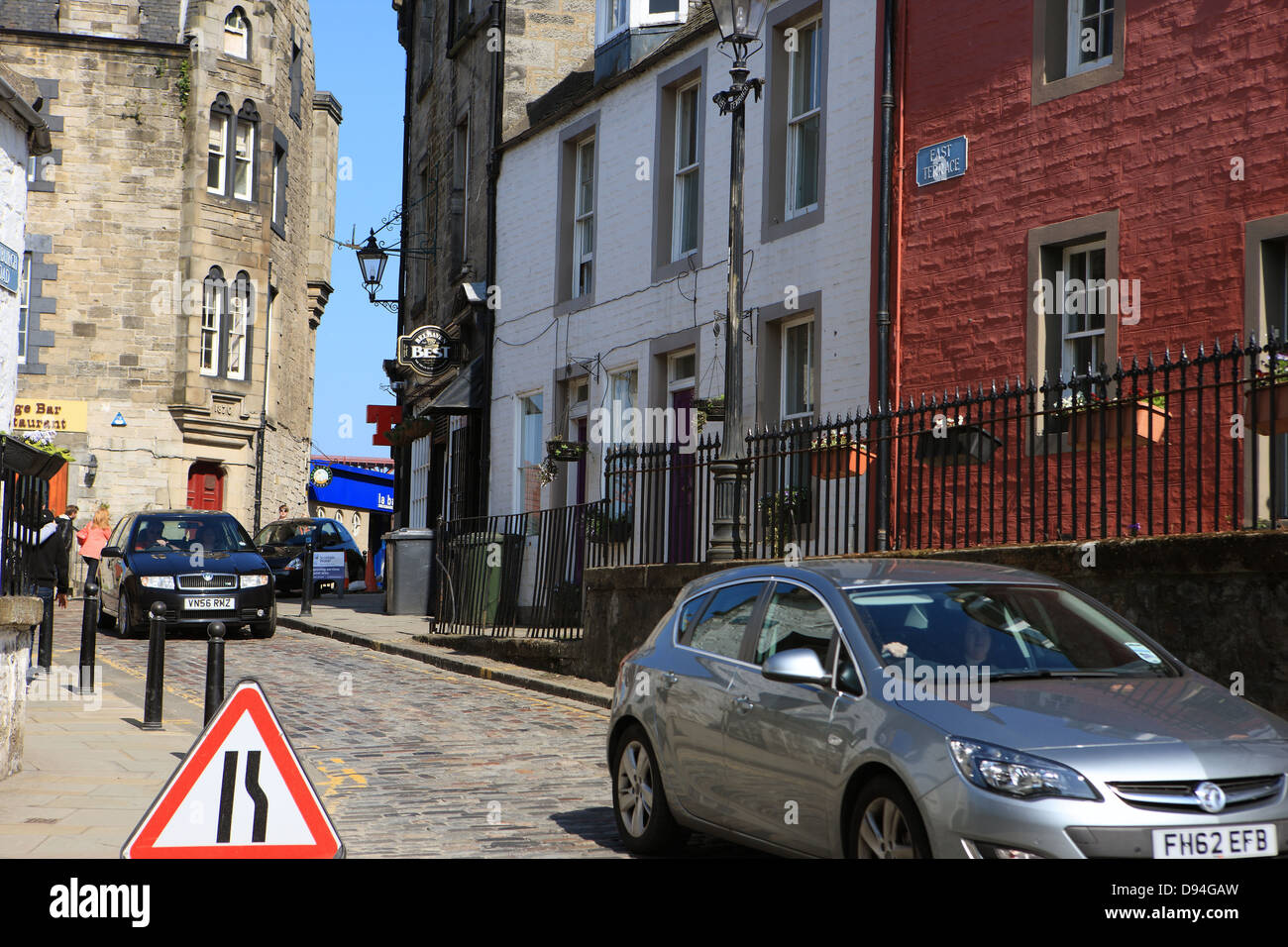 Auto negoziando la stretta strada attraverso le strade acciottolate di South Queensferry in West Lothian, Scozia Foto Stock