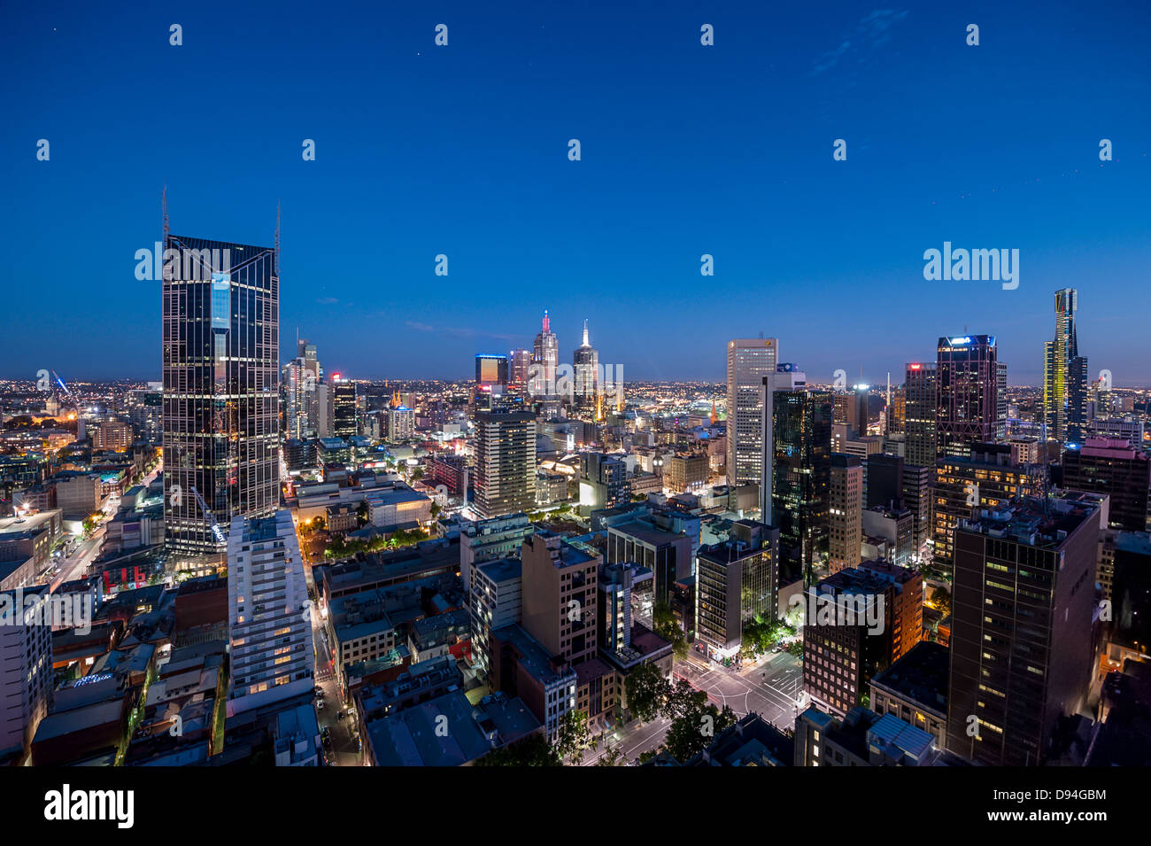 Le luci della città si accendono dopo il tramonto a Melbourne, Australia. Foto Stock