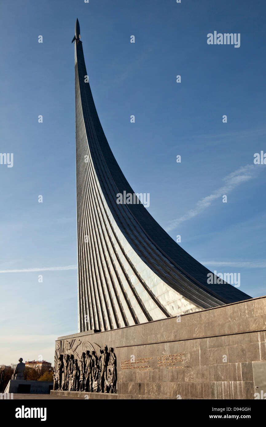 Monumento ai conquistatori di spazio al Museo del Memoriale di astronautica, Mosca, Russia Foto Stock