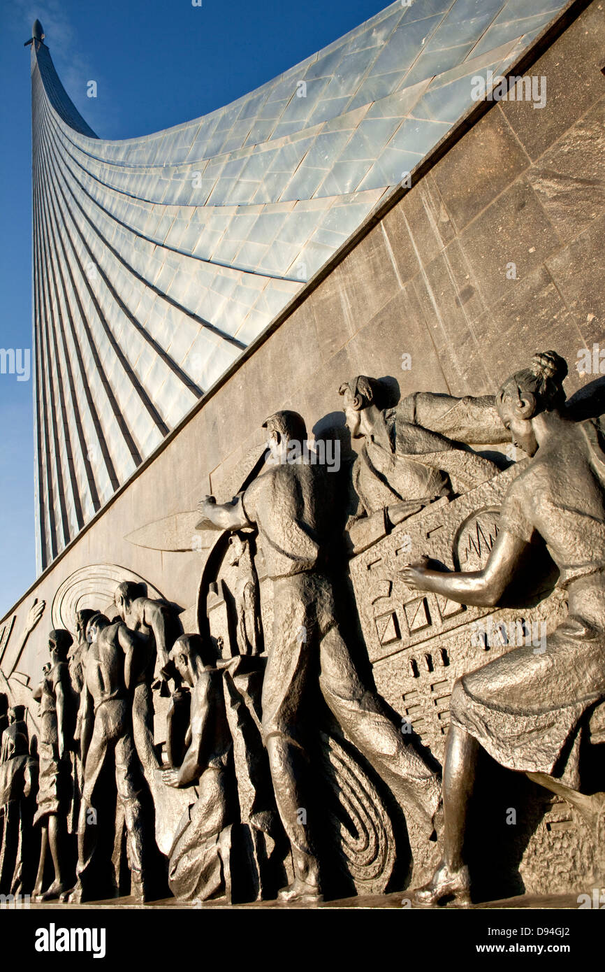 Monumento ai conquistatori di spazio al Museo del Memoriale di astronautica, Mosca, Russia Foto Stock