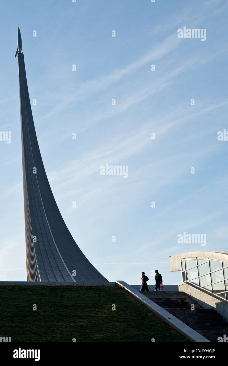 Monumento ai conquistatori di spazio al Museo del Memoriale di astronautica, Mosca, Russia Foto Stock