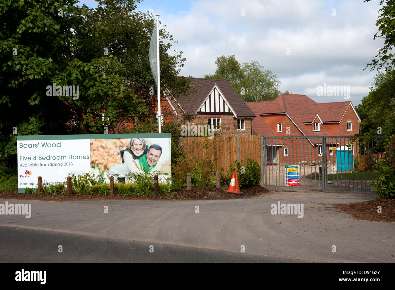 Nuove case in costruzione lungo il vecchio A3 a Hindhead, Surrey, Regno Unito Foto Stock