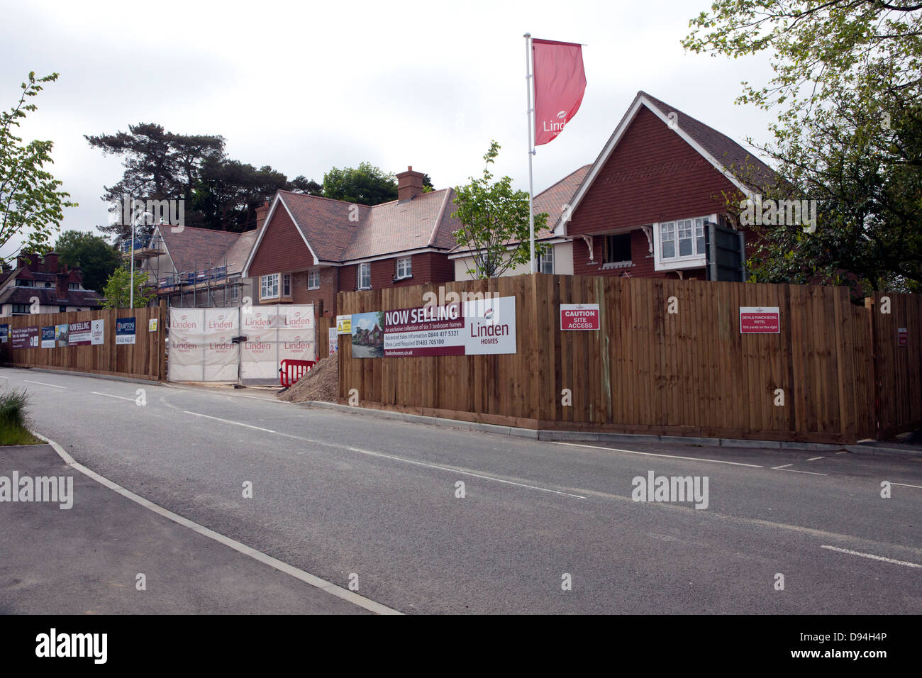 Nuove case in costruzione lungo il vecchio A3 a Hindhead, Surrey, Regno Unito Foto Stock