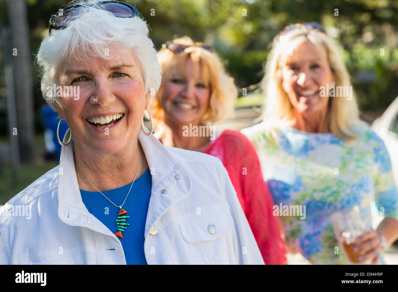 Donne caucasici camminando sulla strada suburbana Foto Stock