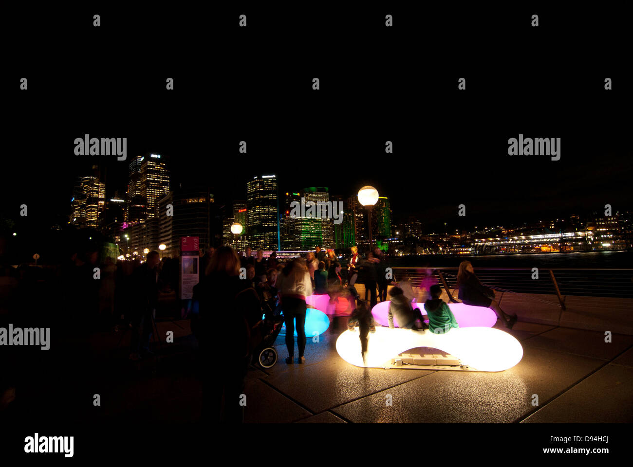 Vivid Sydney light show e a colori mutevoli posti a sedere presso il Circular Quay, Sydney, Australia Foto Stock