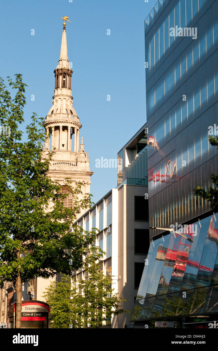 Una nuova modifica shopping centre su Cheapside e St Mary le Bow Chiesa, London, Regno Unito Foto Stock