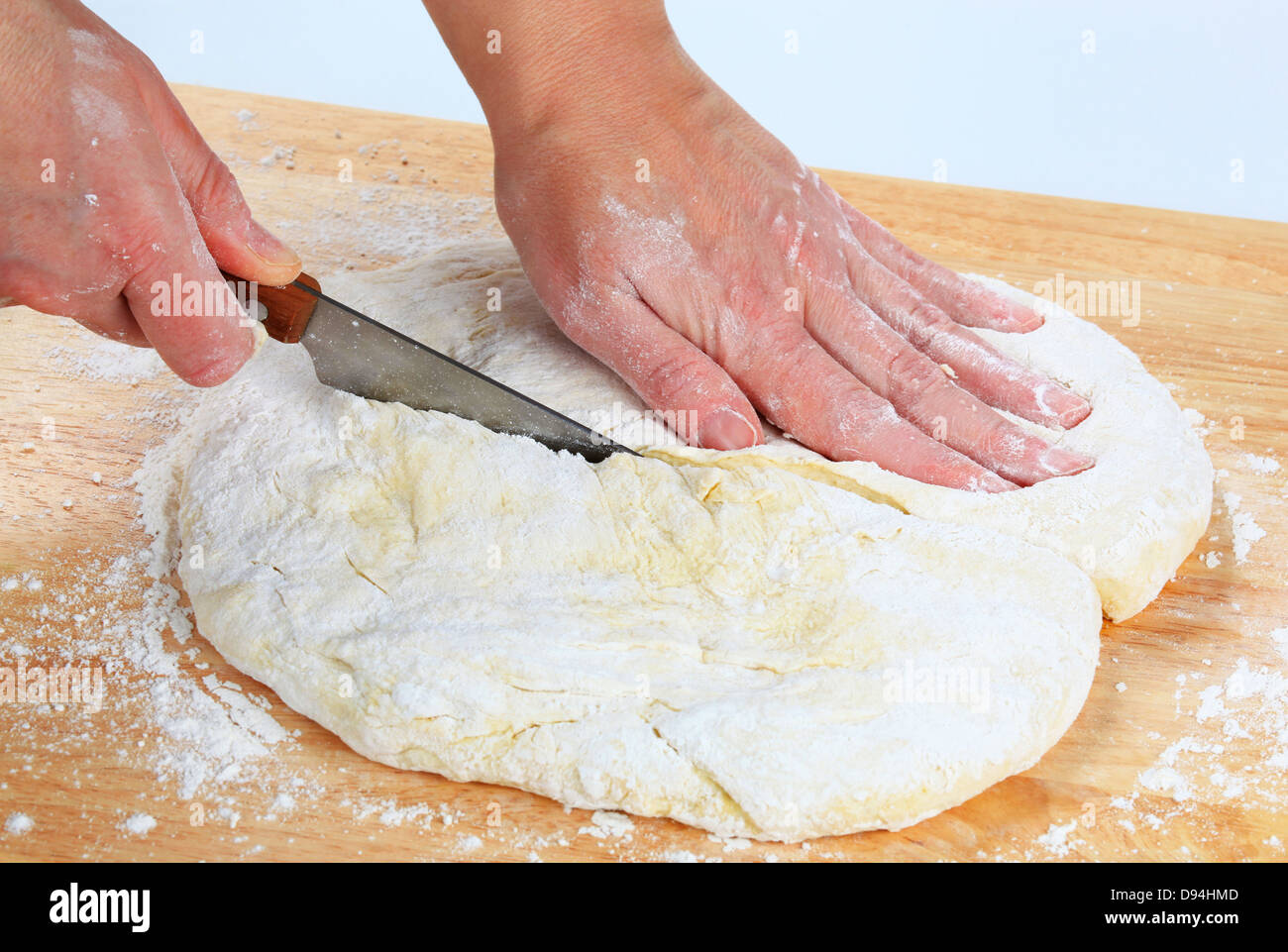 Cuocere facendo di lievito di pasta per pizza Foto Stock