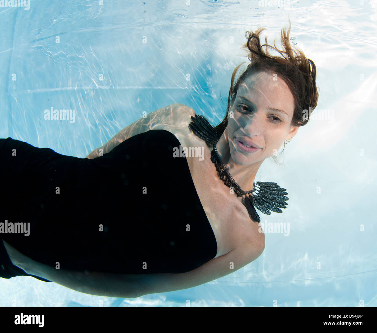 Una giovane donna in abito da sera galleggianti underwater modello di rilascio disponibili Foto Stock