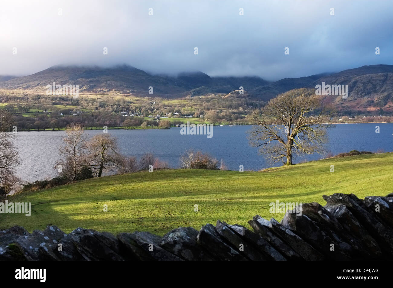 Vista sul lago di Coniston da Brantwood, la casa di John Ruskin. Foto Stock