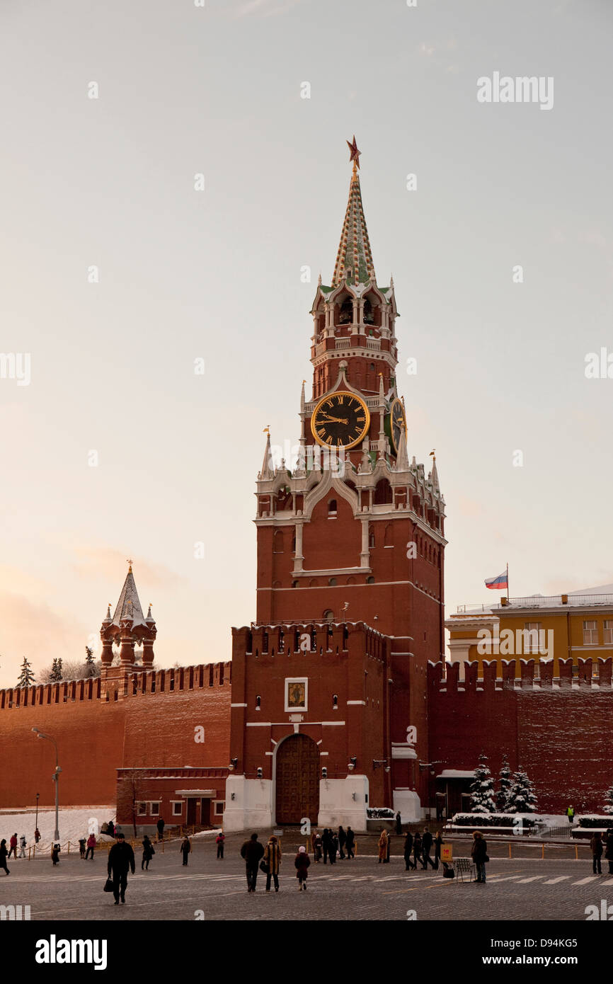 Un quadrato rosso con Salvatore tower (torre spasskaya), il Cremlino di Mosca, Russia Foto Stock