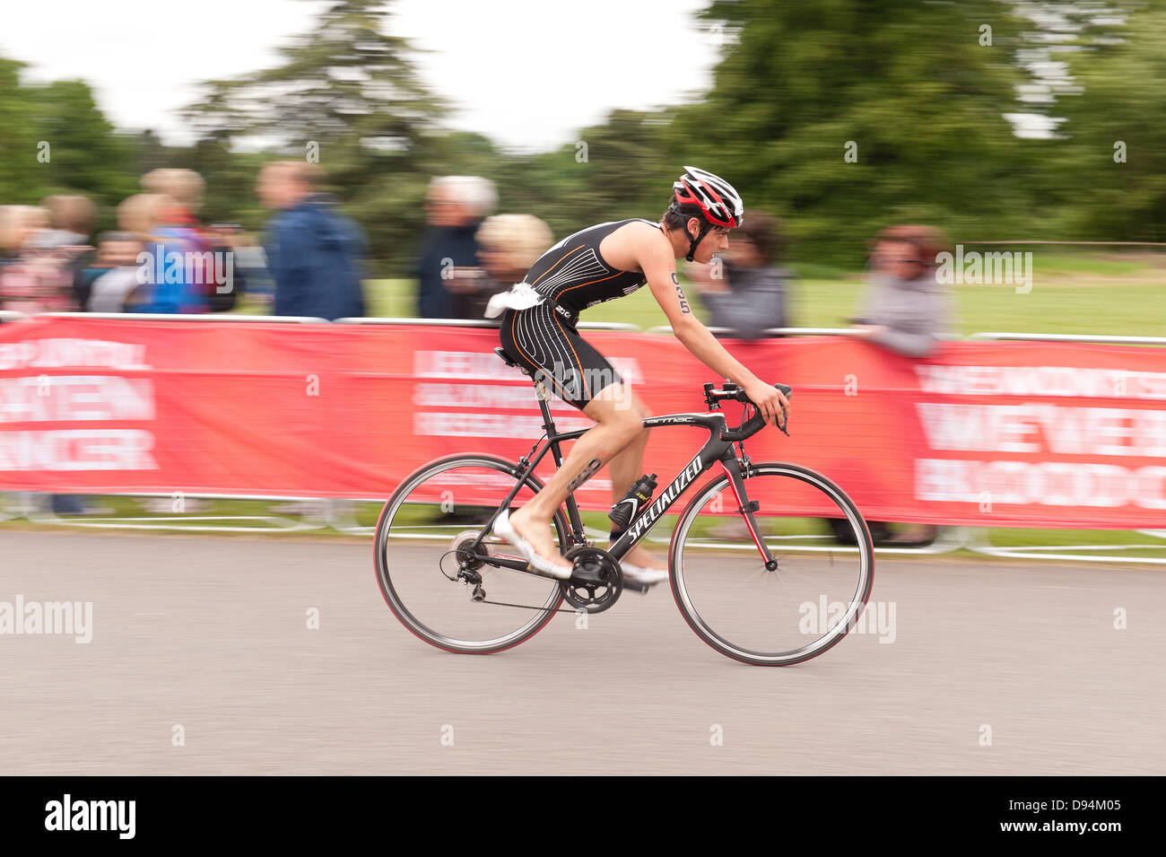 T1 e T2 transizione ottenere pronto per iniziare o finire il moto della  gamba in una National Sprint triathlon ciclista Foto stock - Alamy