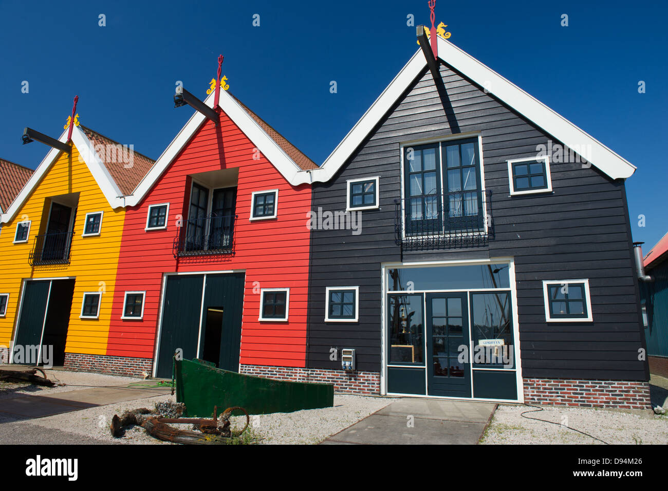In legno colorato depositi nel villaggio olandese di Zoutkamp farai parte della barca di pescatori nella parte anteriore Foto Stock