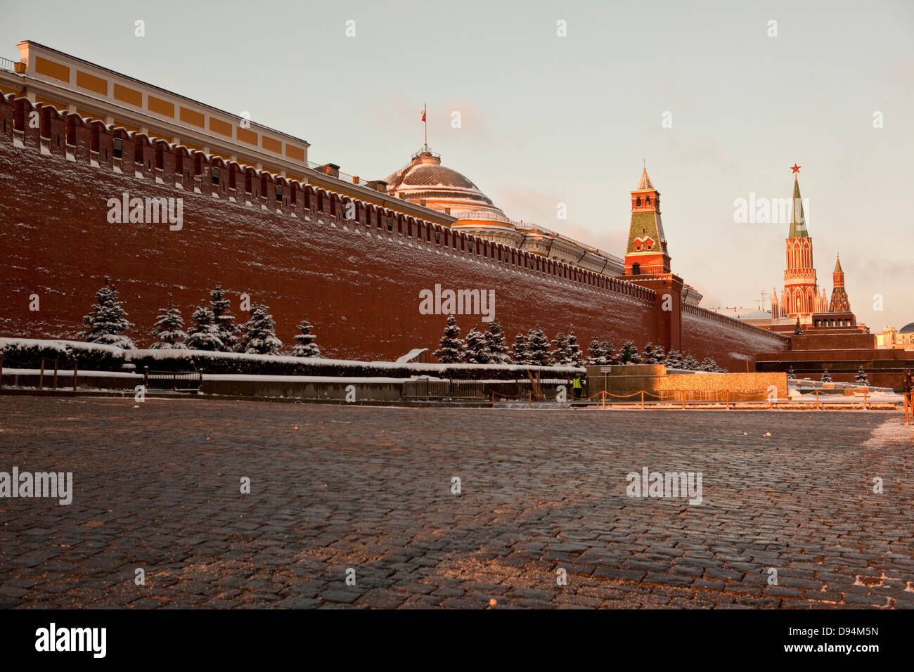 La piazza rossa con il Cremlino, torre nikolskaya, torre oruzheynaya e il mausoleo di Lenin a Mosca, Russia Foto Stock