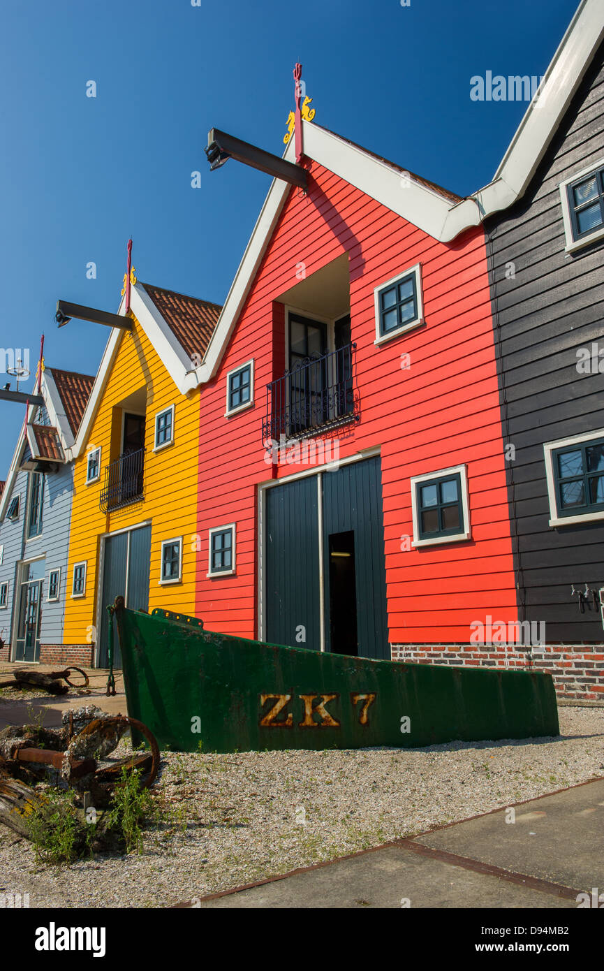 In legno colorato depositi nel villaggio olandese di Zoutkamp farai parte della barca di pescatori nella parte anteriore Foto Stock