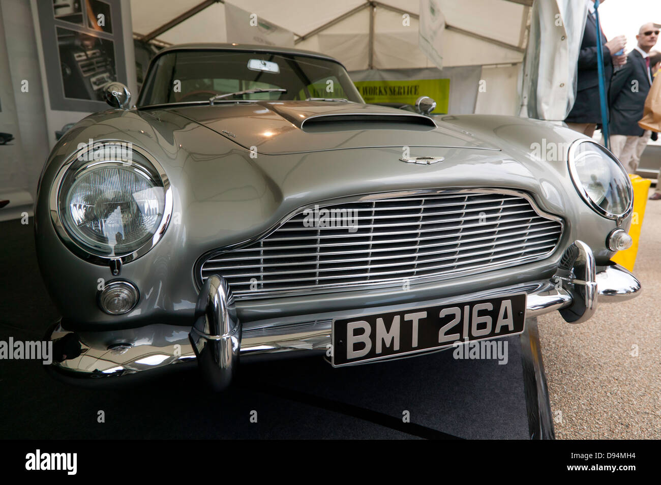 Vista frontale del classico Aston Martin DB5 che è stato guidato da Daniel Craig, nel film di James Bond, Skyfall. Foto Stock