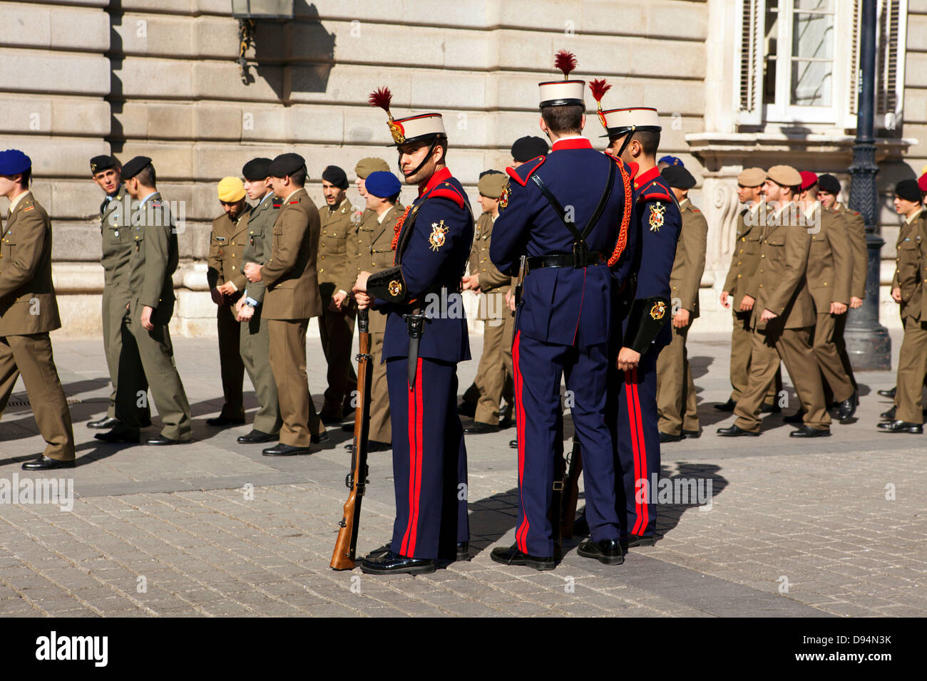 Militari nei preparativi per il cambio della guardia cerimonia, eseguite il primo mercoledì di ogni mese presso il Palacio Real. Foto Stock