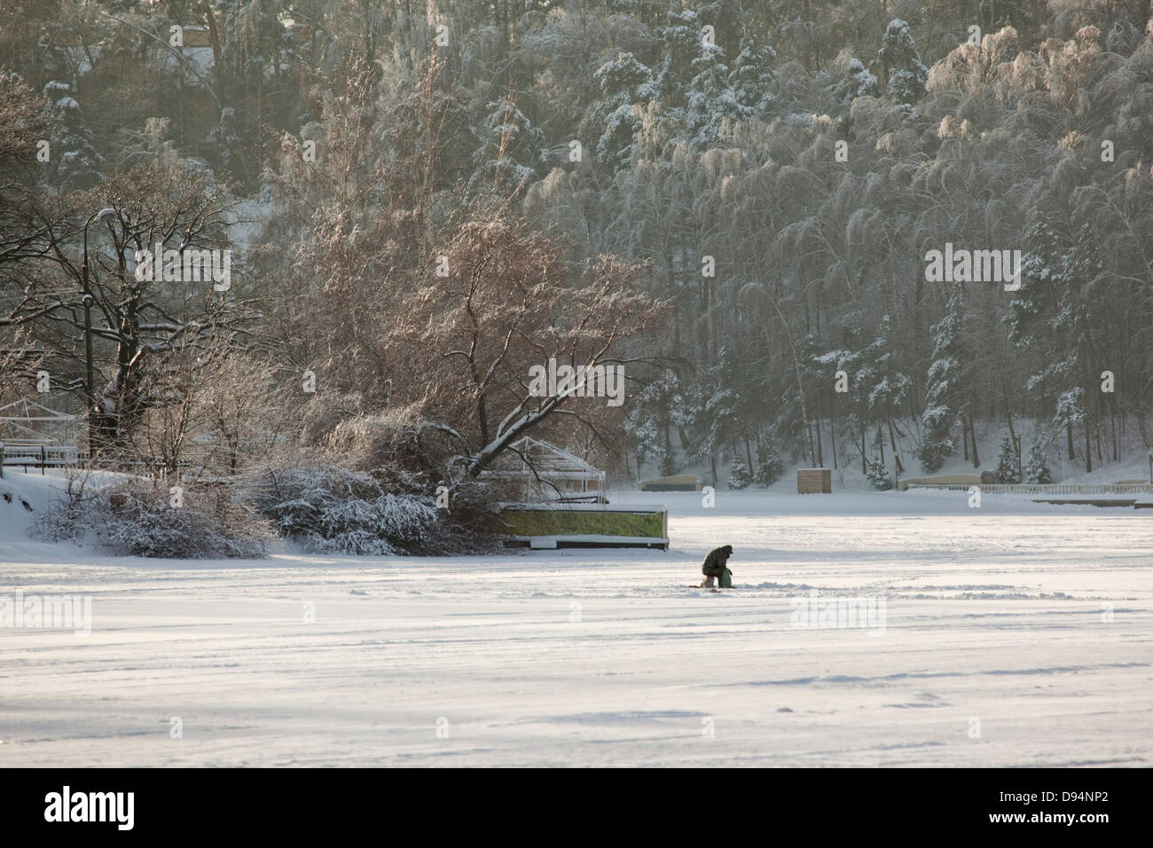 Fisher di ghiaccio congelato sul fiume Moskva, Mosca, Russia Foto Stock