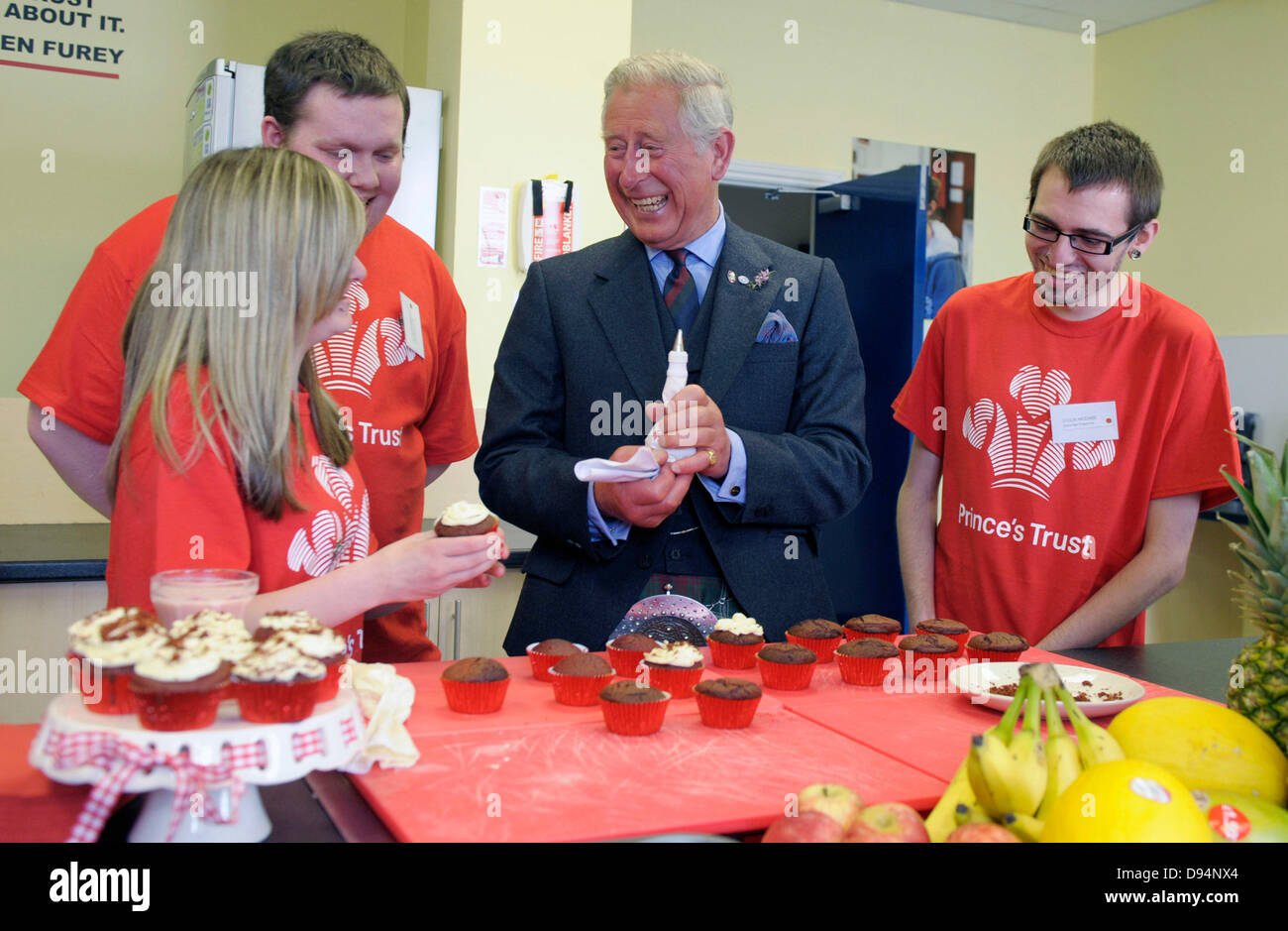 Dundee, Scotland, Regno Unito. 11 giugno 2013. Prince's Trust giovani servita su un diritto reale frullato di frutta di S.A.R. il Duca di Rothesay oggi (11 giugno), durante una visita ad un centro gestito dai giovani della carità di Dundee. Foto Stock