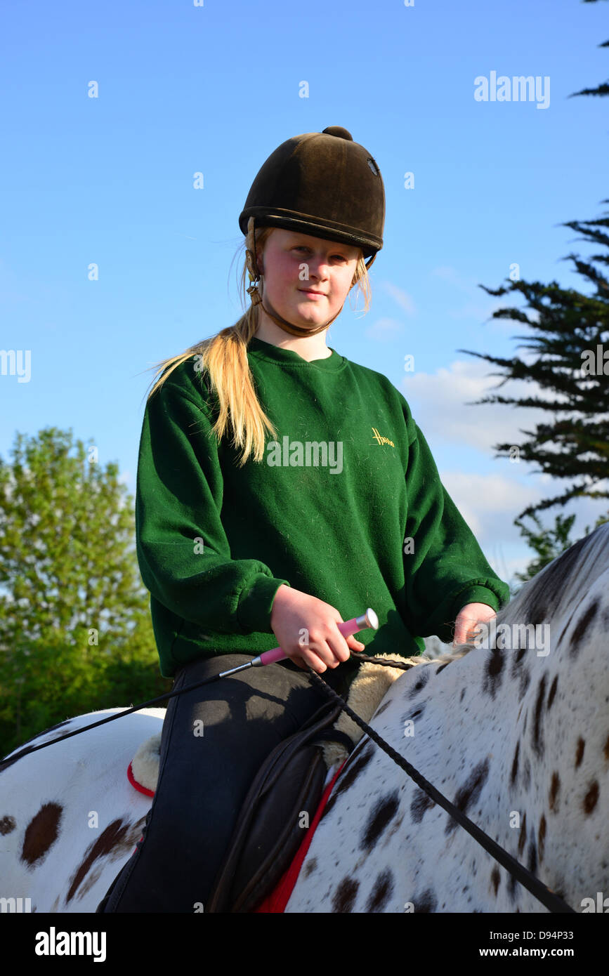 Ragazza adolescente con cavallo Appaloosa, Stanwell Moor, Surrey, England, Regno Unito Foto Stock