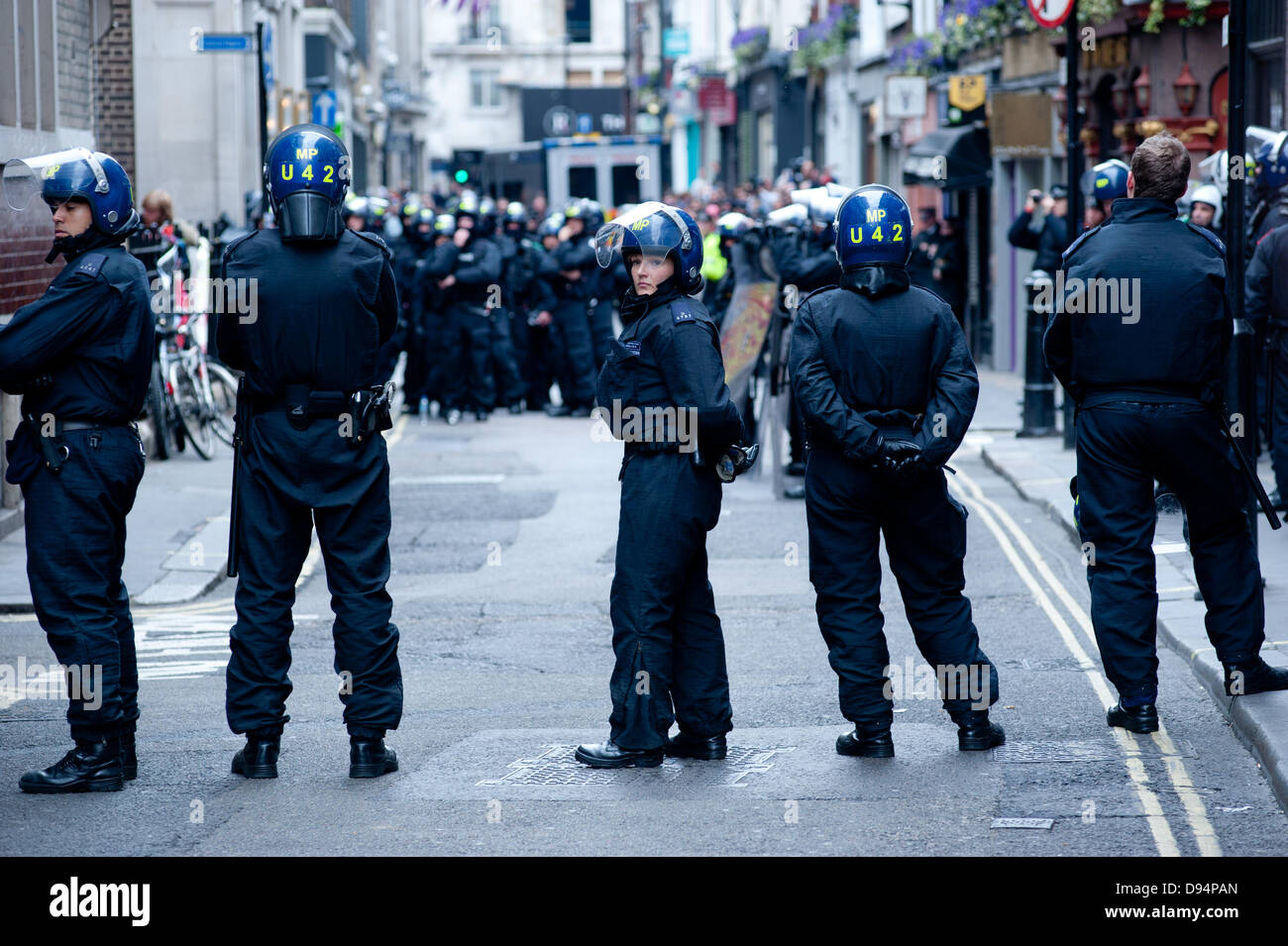 Londra, Regno Unito. 11 giugno 2013. La polizia antisommossa dispiegato in tetro street, West London amid G8 proteste Credito: Piero Cruciatti/Alamy Live News Foto Stock