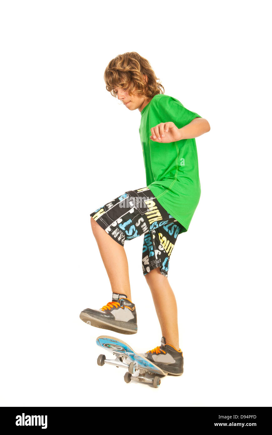 Ragazzo adolescente su skateboard isolati su sfondo bianco Foto Stock