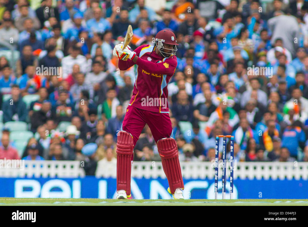 Londra, Inghilterra - 11 Giugno: West Indies Chris Gayle durante l'ICC Champions Trophy international cricket match tra India e il West Indies all' Oval Cricket Ground su Giugno 11, 2013 a Londra, Inghilterra. (Foto di Mitchell Gunn/ESPA) Foto Stock