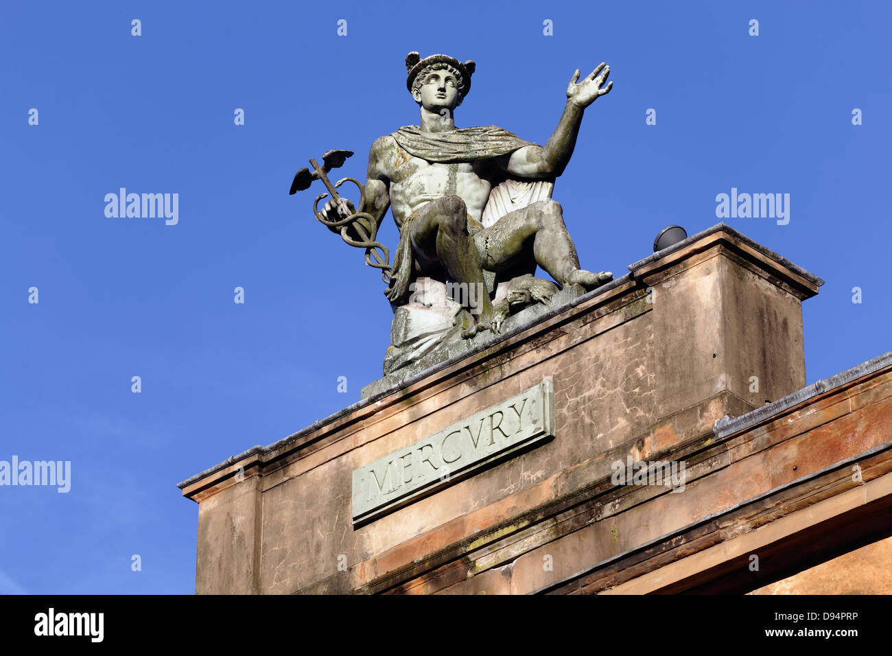 Statua di Mercurio di Alexander Stoddart in cima a un edificio in John Street nel centro di Glasgow, Scozia, Regno Unito Foto Stock