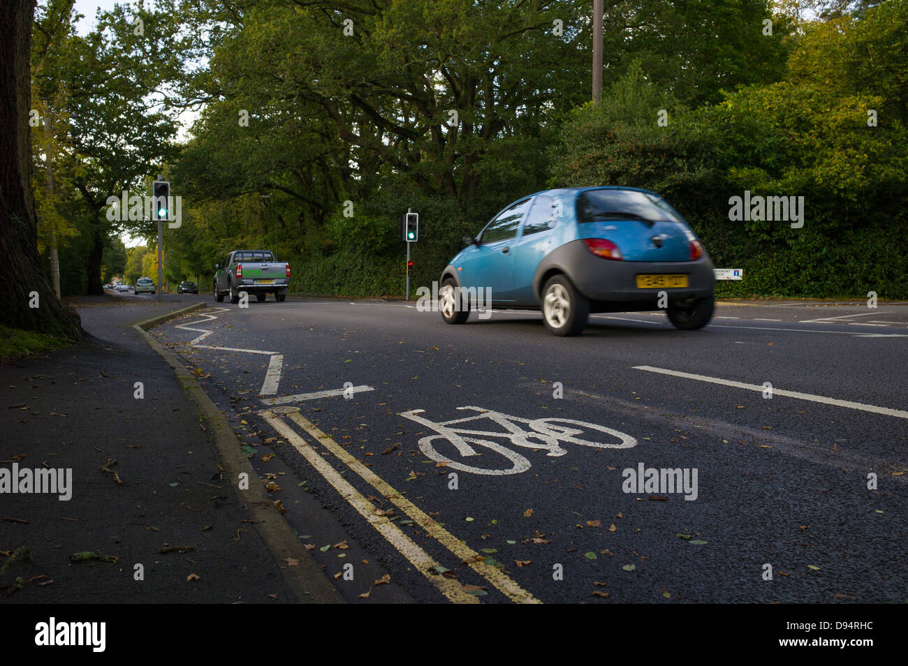 Una pista ciclabile segno dipinto in strada Foto Stock