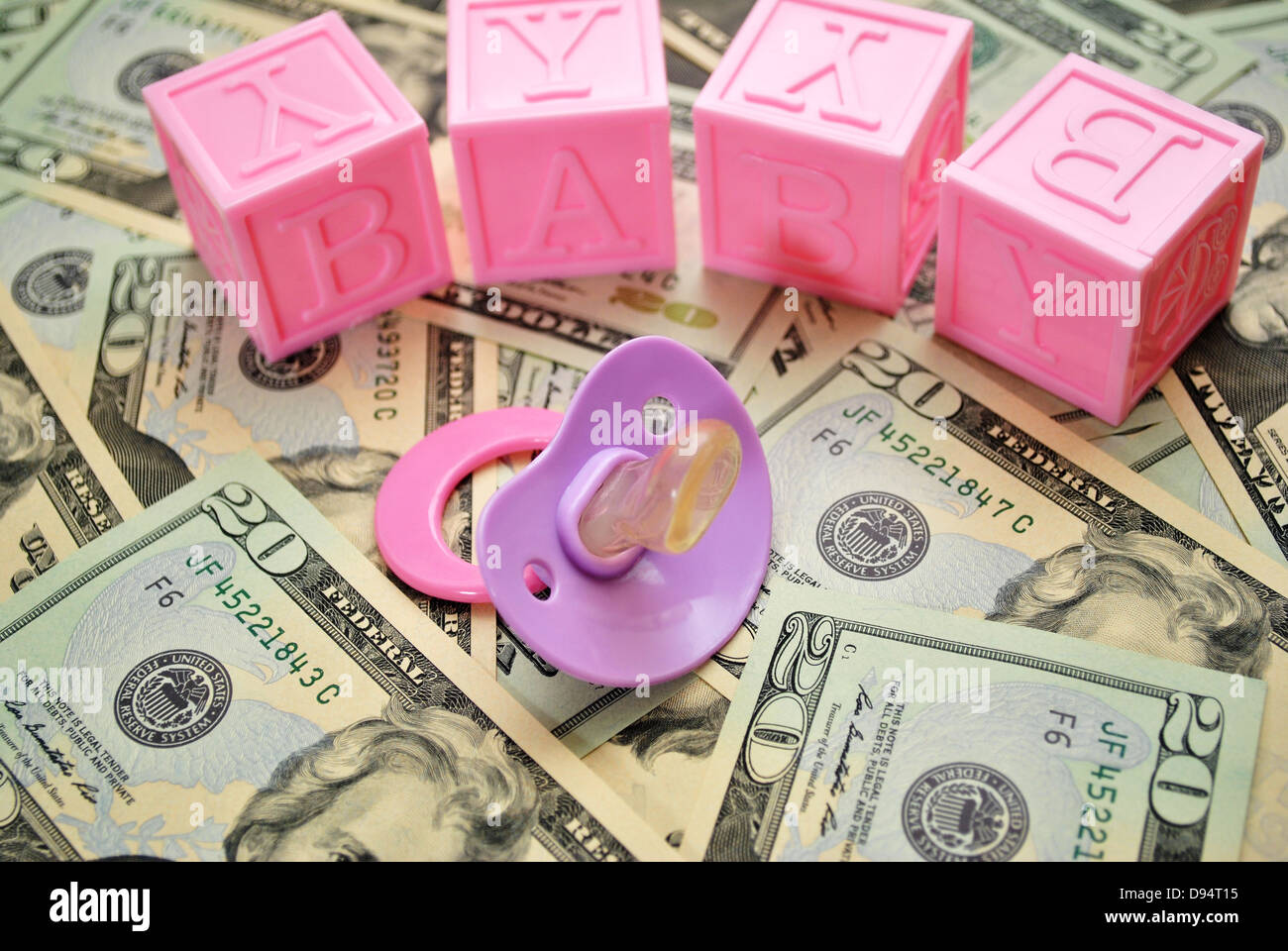 Blocchi di colore rosa e un ciuccio in $20 fatture americano Foto Stock