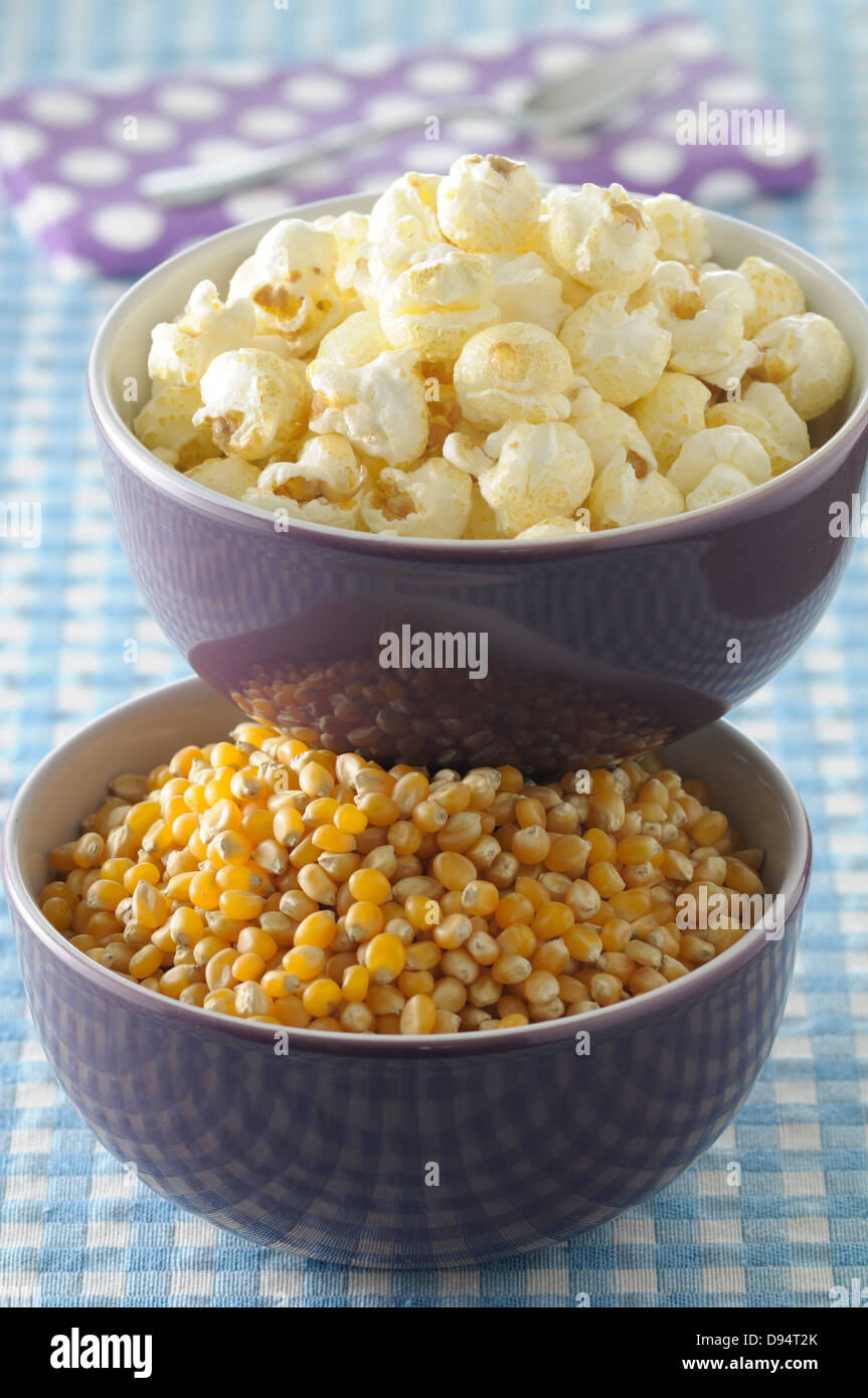 Bocce di chicchi di mais e popcorn su Blue Gingham Sfondo, Studio Shot Foto Stock