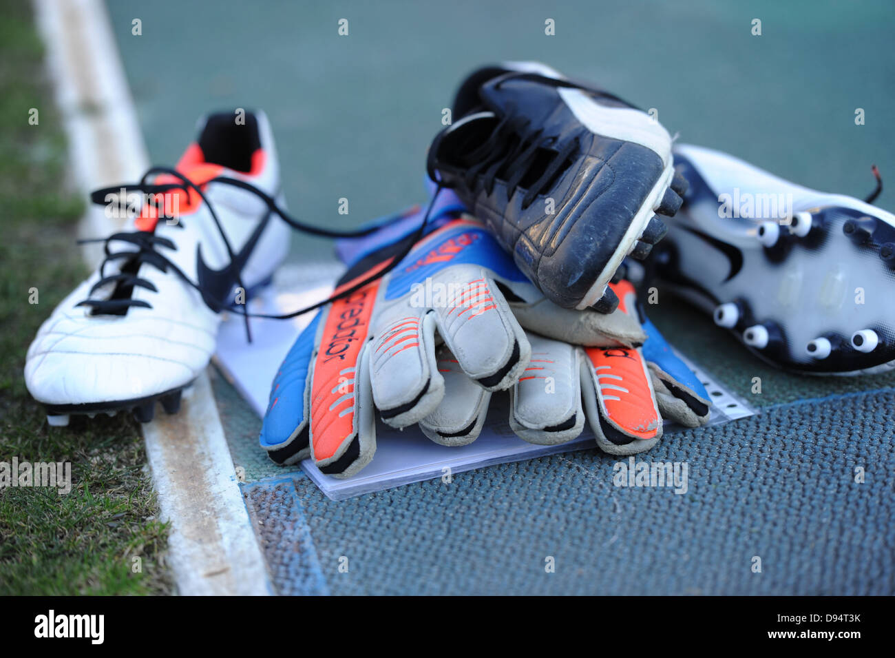 Scarpe da calcio e il portiere guanti posati a terra Foto stock - Alamy