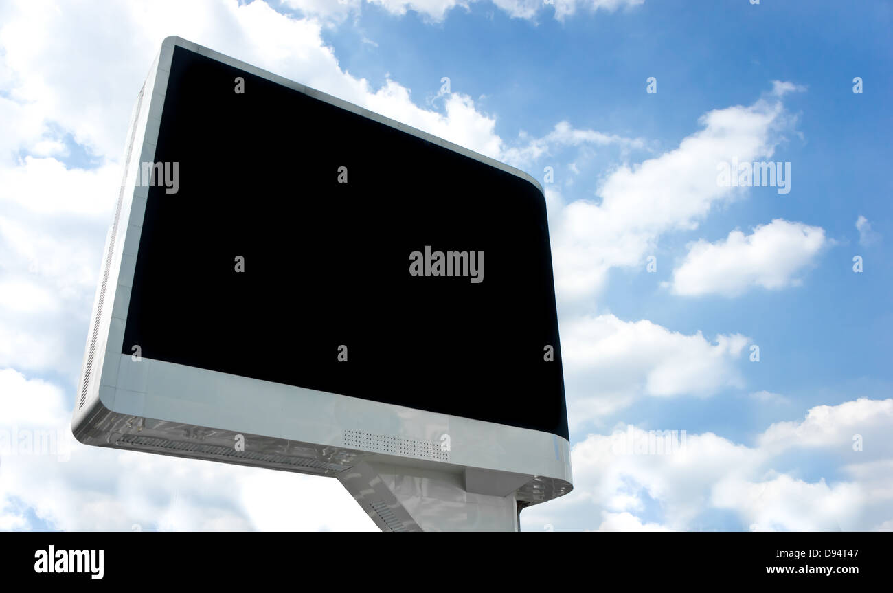 Il LED grande cartellone con nuvoloso cielo blu sullo sfondo. Foto Stock