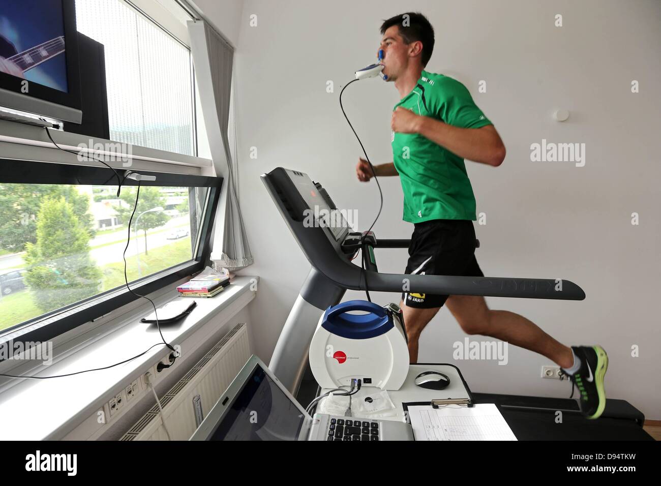 10.06.2013. Innsbruck. Prova le prestazioni di Innsbruck in Austria foto mostra Marco Kofler di Wacker Austria come egli subisce dettagliati test fisici in bassa stagione. Foto Stock