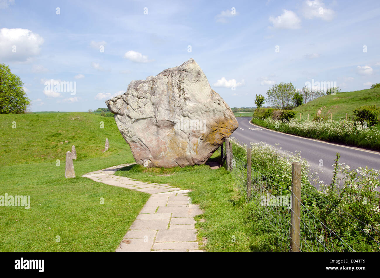 Pietre permanente ad Avebury, il più grande d'Europa preistorica cerchio di pietra Foto Stock