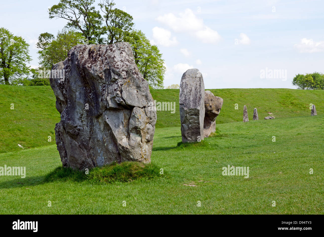 Pietre permanente ad Avebury, il più grande d'Europa preistorica cerchio di pietra Foto Stock