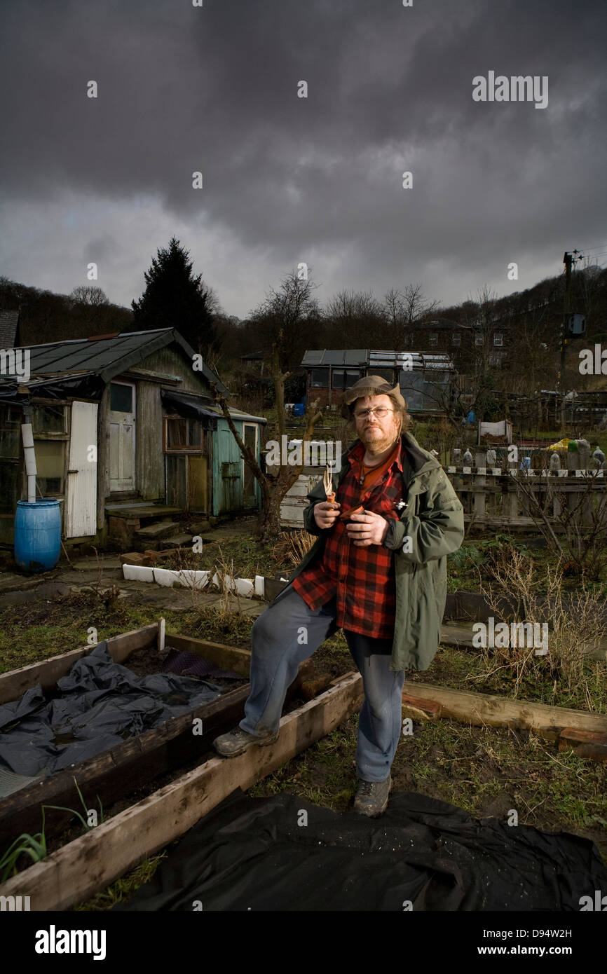 Riparto titolare e giardiniere e coltivatore di ortaggi in Todmorden , Yorkshire Foto Stock