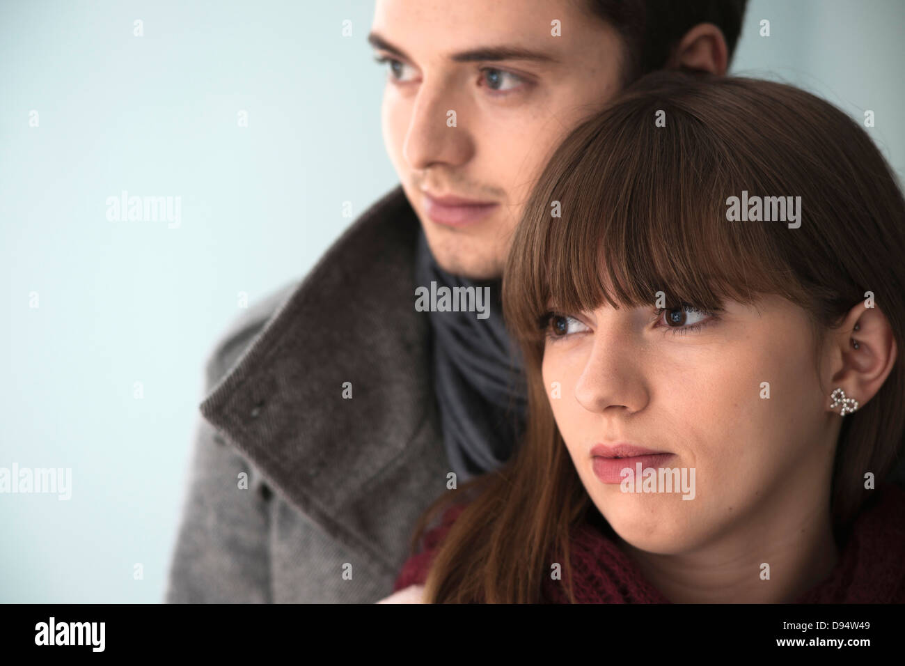 Close-up, testa e la spalla Ritratto di giovane coppia in cerca di lato, Studio shot su sfondo grigio Foto Stock